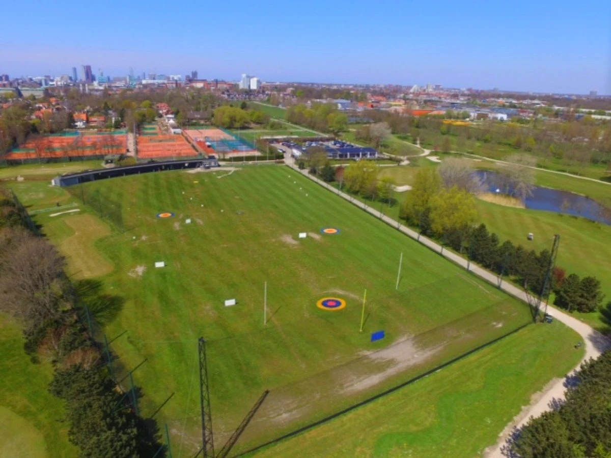 Verboden ballen over de netten te slaan, tenzij...